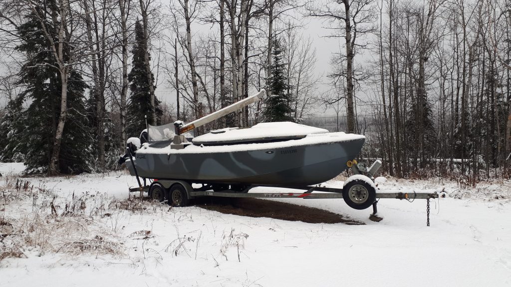 Le Duck Water Boat de Service de Guide SPL sur sa remorque, couvert de neige, prêt pour la chasse au canard plongeur